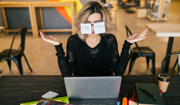 Trabajo prolongado frente a computadora y dispositivos digitales